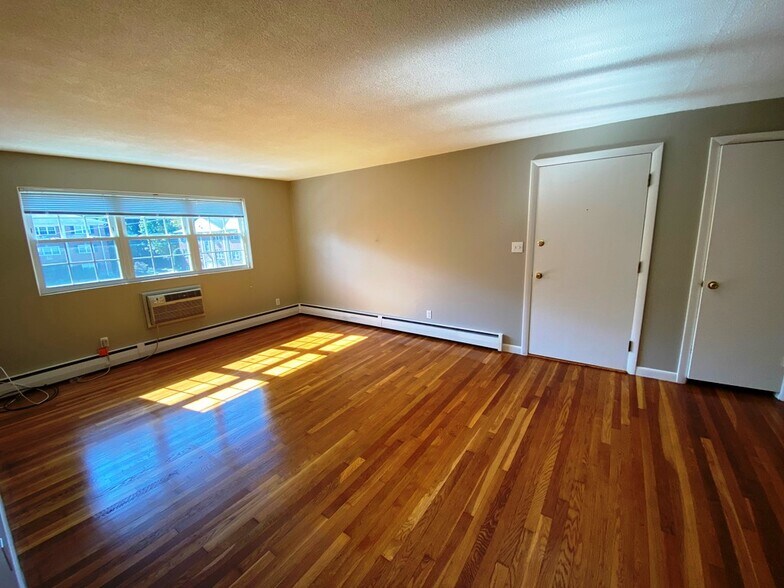 Empty living room - 25 Arlington Rd