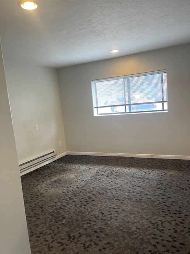 Building Photo - Mixed Use Unit