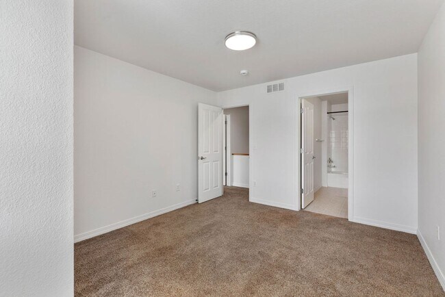 Building Photo - Spacious 2 bedroom 3 bath Townhome - South Fort Collins