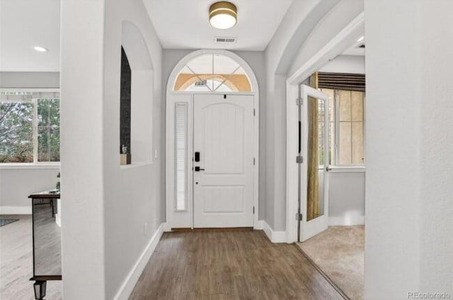 Building Photo - Renovated 2-bed 2.5 bath bright and open townhome located in the heart of Lone Tree!