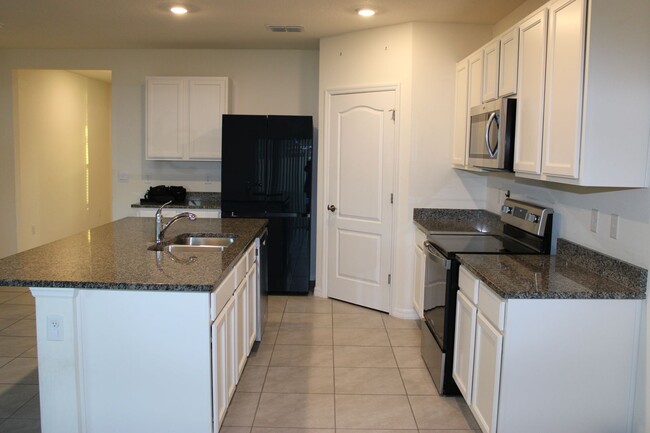 Building Photo - BEAUTIFUL 5 BEDROOM, 3 BATH SINGLE FAMILY ...
