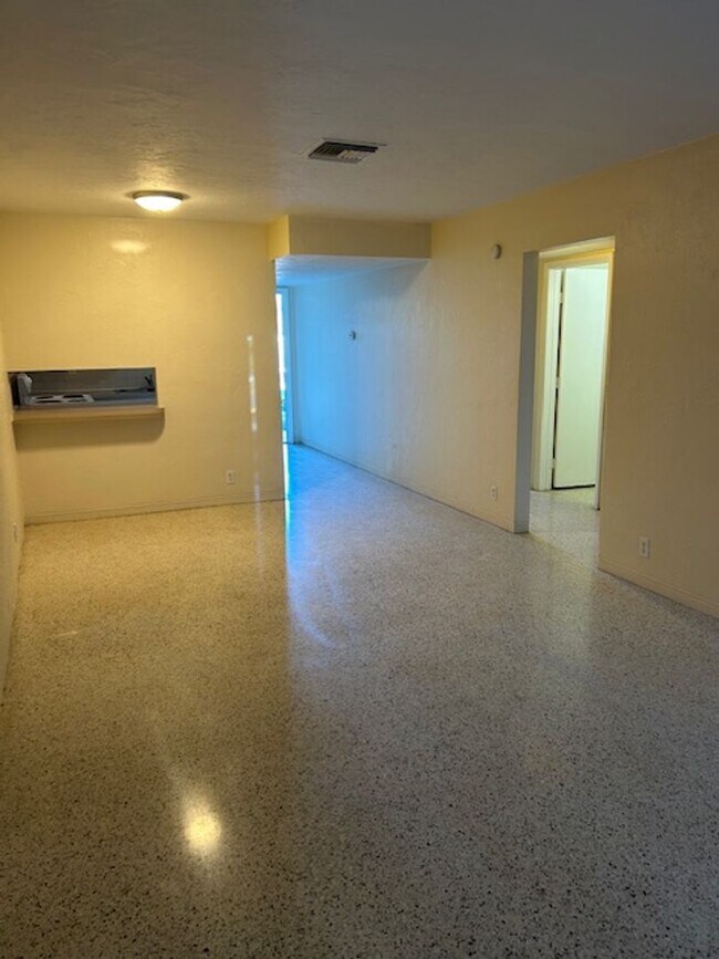 Building Photo - Well maintained 1/1 centrally located