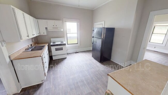 Building Photo - 579 Saxon Ave