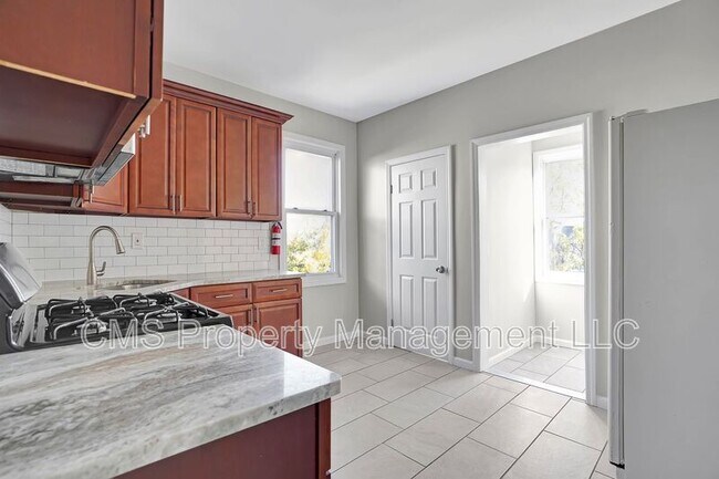 Building Photo - 142-144 Seymour Ave