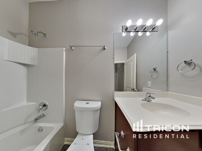 Building Photo - 1502 Tulip Ln