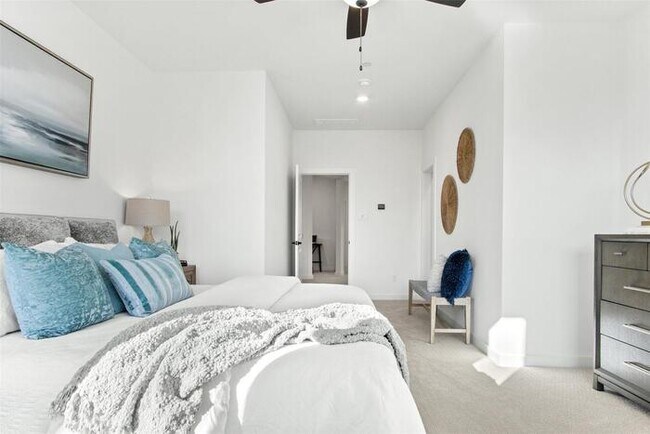 Building Photo - Upgraded Mira Lagos townhome with EV Charger and 2 car garage