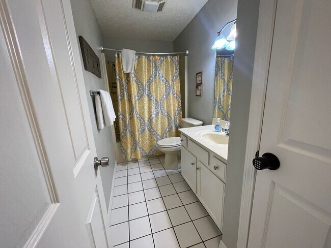 Building Photo - Furnished 2 bedroom 2 bath