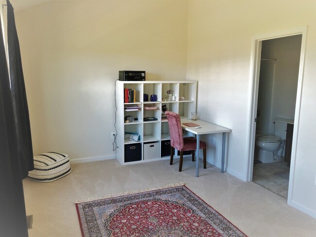 Building Photo - Beautiful End-Unit Townhome in New Post!