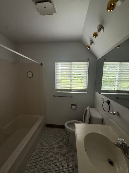 Building Photo - 1051 Danby Rd