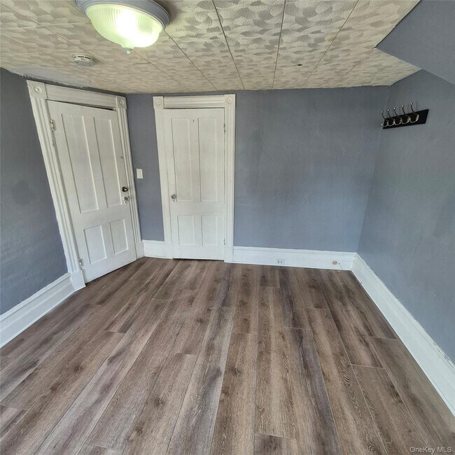 Building Photo - 235 Downs St