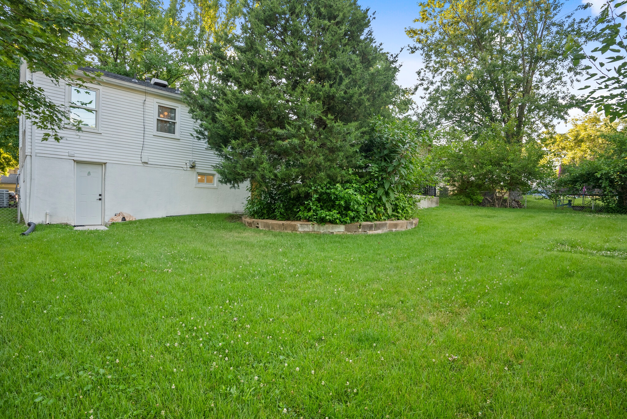 Building Photo - 9542 Erie Dr