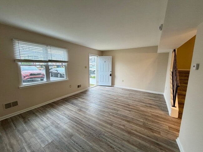 Building Photo - Welcome to White Chapel!