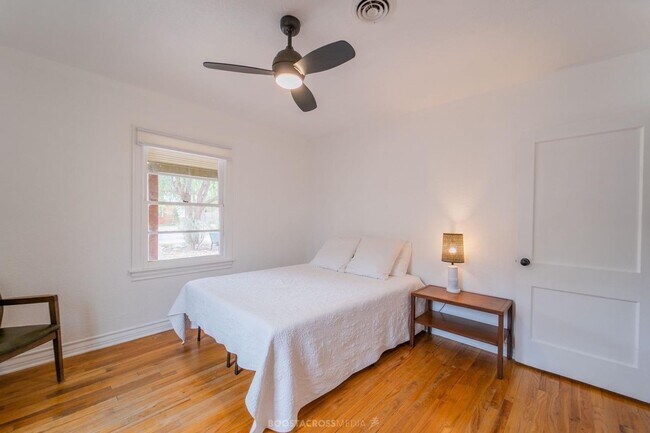 Building Photo - ADORABLE 3 bedroom!