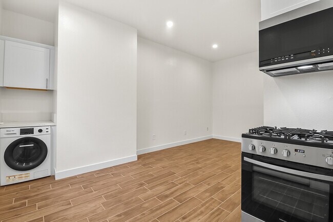 Building Photo - 720 1/2 Queenstown Court - 3