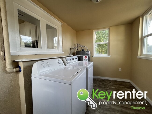 Building Photo - Delightful 3Bed/1.5Bath Craftsman Home