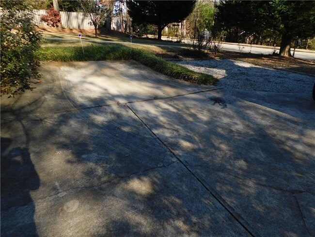 Building Photo - 2050 Oak Grove Rd NE