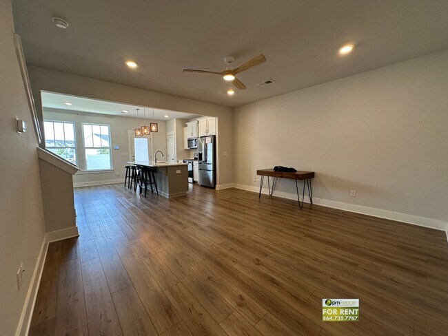 Building Photo - 3/2.5 Townhome Available Now!