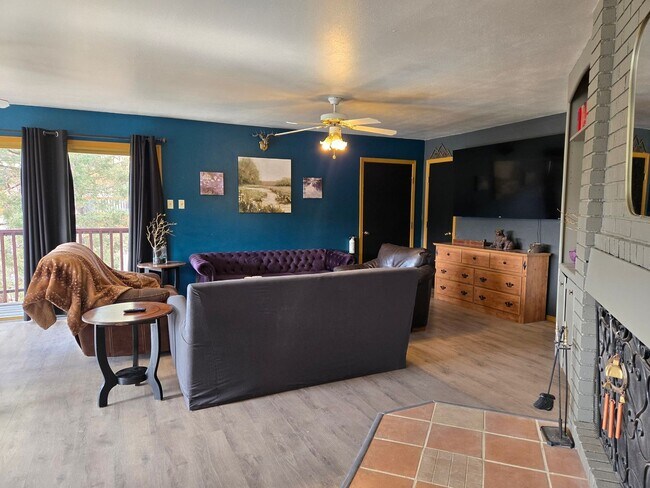 Building Photo - Furnished Four Bedroom Home With Sierra Bl...