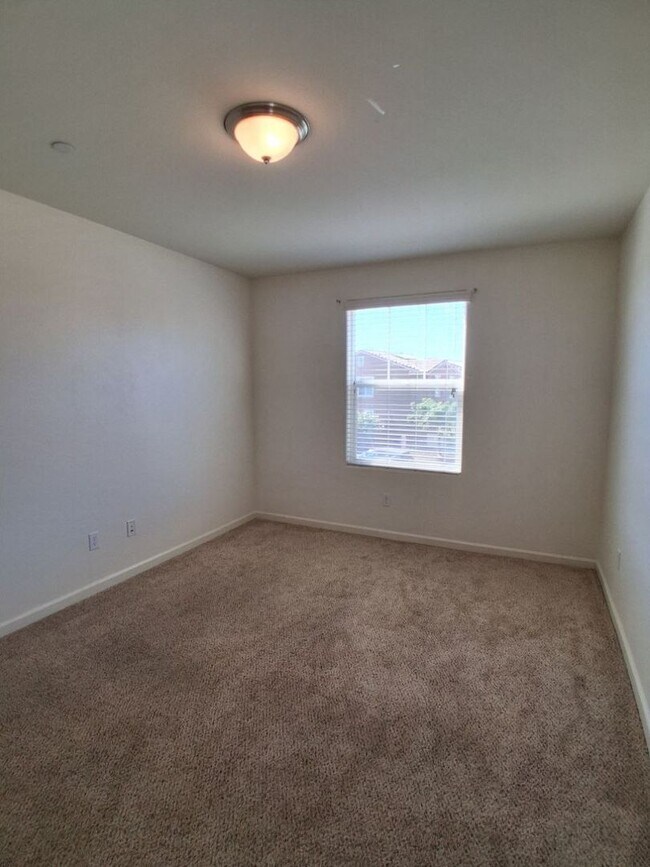 Building Photo - Beautiful 4 Bed / 3 Bath Home in Desirable Clovis Neighborhood