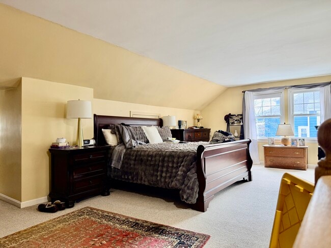 Building Photo - 740 Belmont St