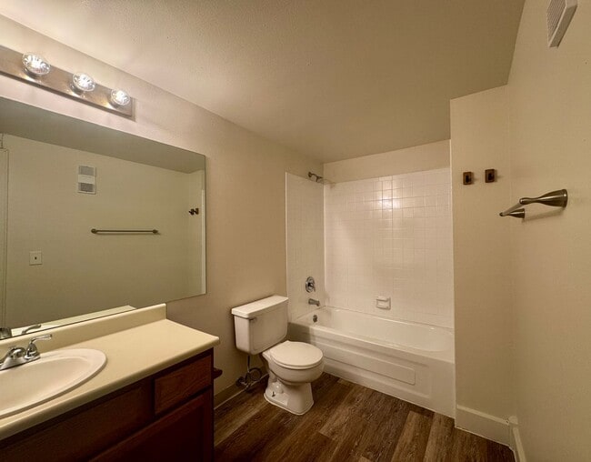 Building Photo - Lovely 1 Bedroom, 1 Bathroom Lakewood Condo! Community POOL!!!