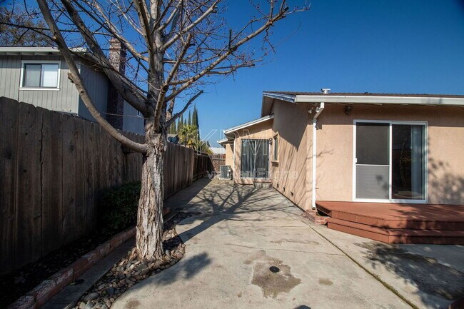 Building Photo - 2930 Angel Dr