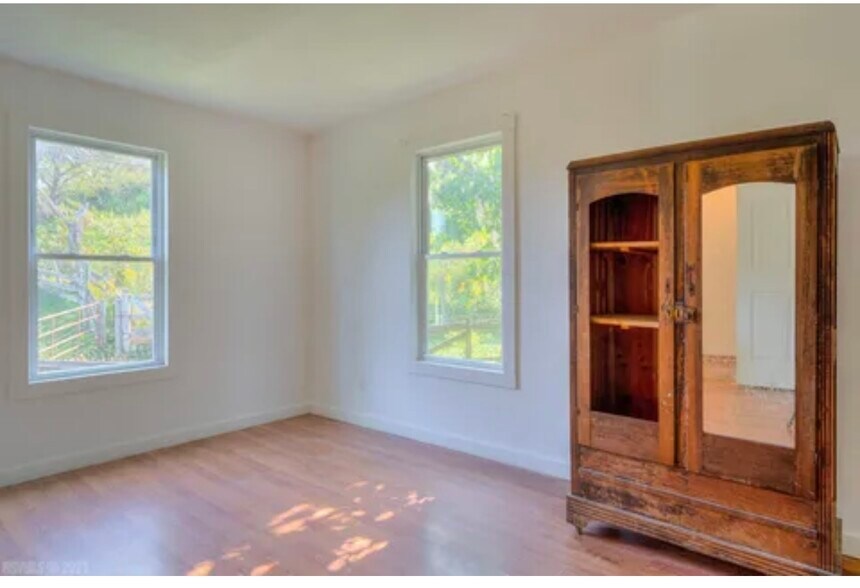 Building Photo - 5163 Whitethorne Rd