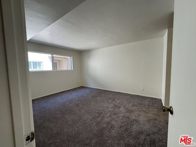 Building Photo - 6700 Hillpark Dr