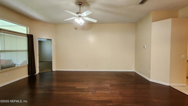 Building Photo - 256 Southlake Dr