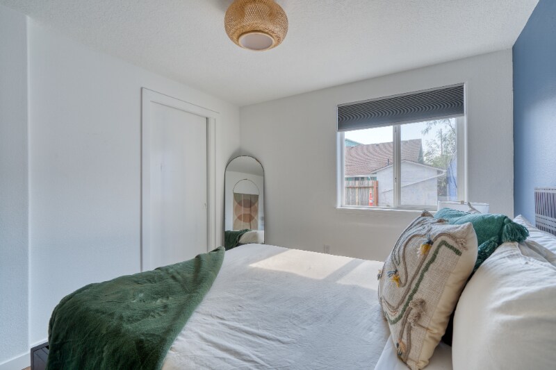 Building Photo - 5222 SE Holgate Blvd