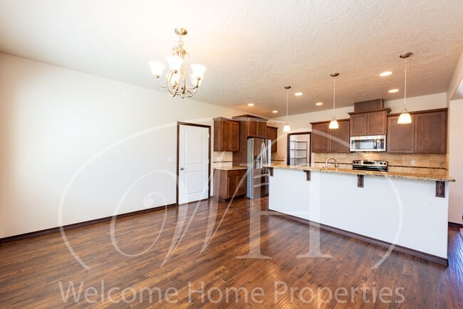 Building Photo - Newer Large Home in Great Neighborhood wit...