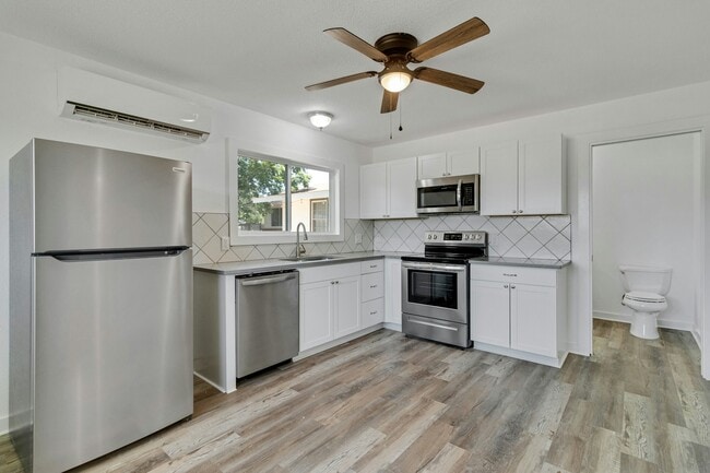 Building Photo - 124 E Castlebriar Dr