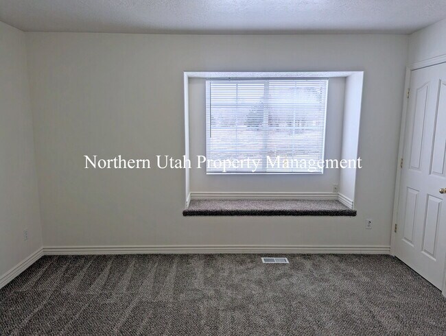 Building Photo - 3 Bed 2.5 Bath HVAC