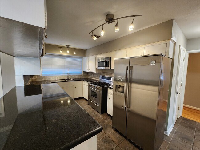 Building Photo - 6418 Woodbrook Ln