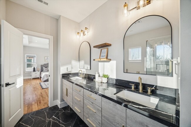 Building Photo - 1003 E 28th St