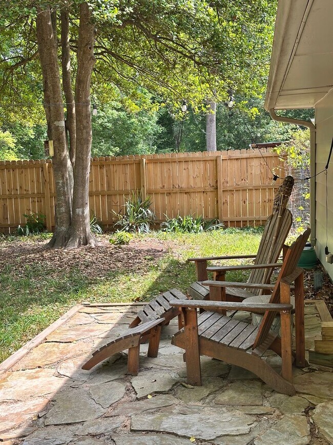 Building Photo - Charming 3 bed 2 bath ranch with fenced yard  available 6/5/2026!
