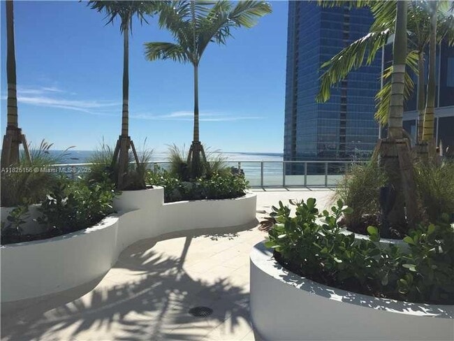 Building Photo - 1300 Brickell Bay Dr