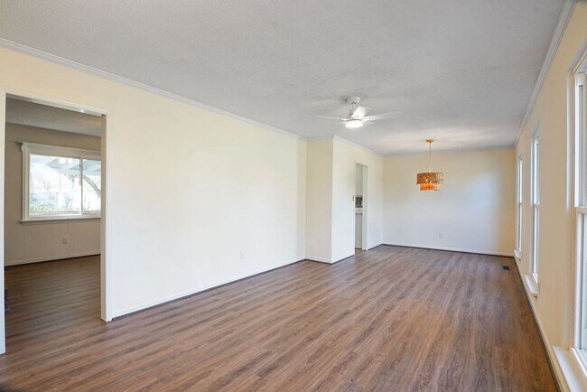 Building Photo - 908 Ryecroft Rd