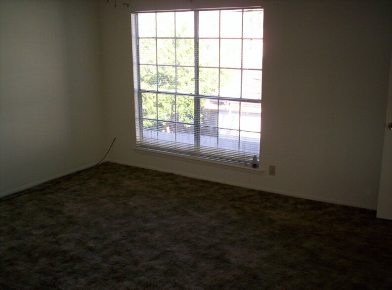 Building Photo - 5 Dallas Ct