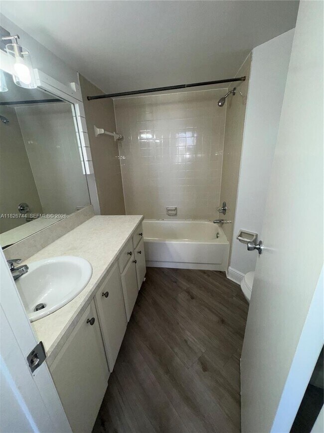 Building Photo - 213 Lake Pointe Dr