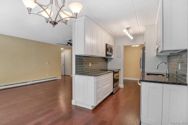 Building Photo - 128 Colonial Pkwy
