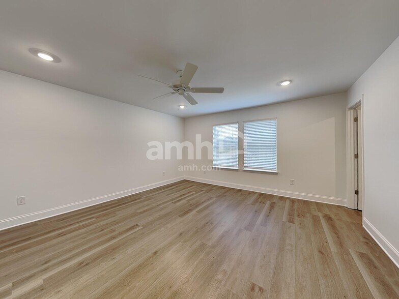 Building Photo - 496 Pointe Dr