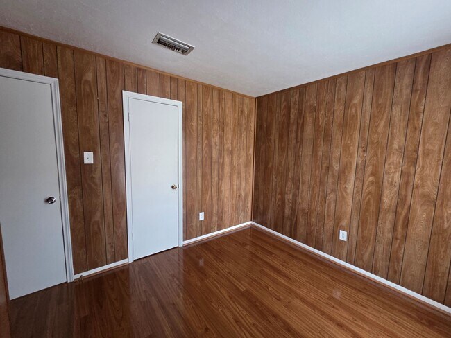 Building Photo - 2121 Redwood St