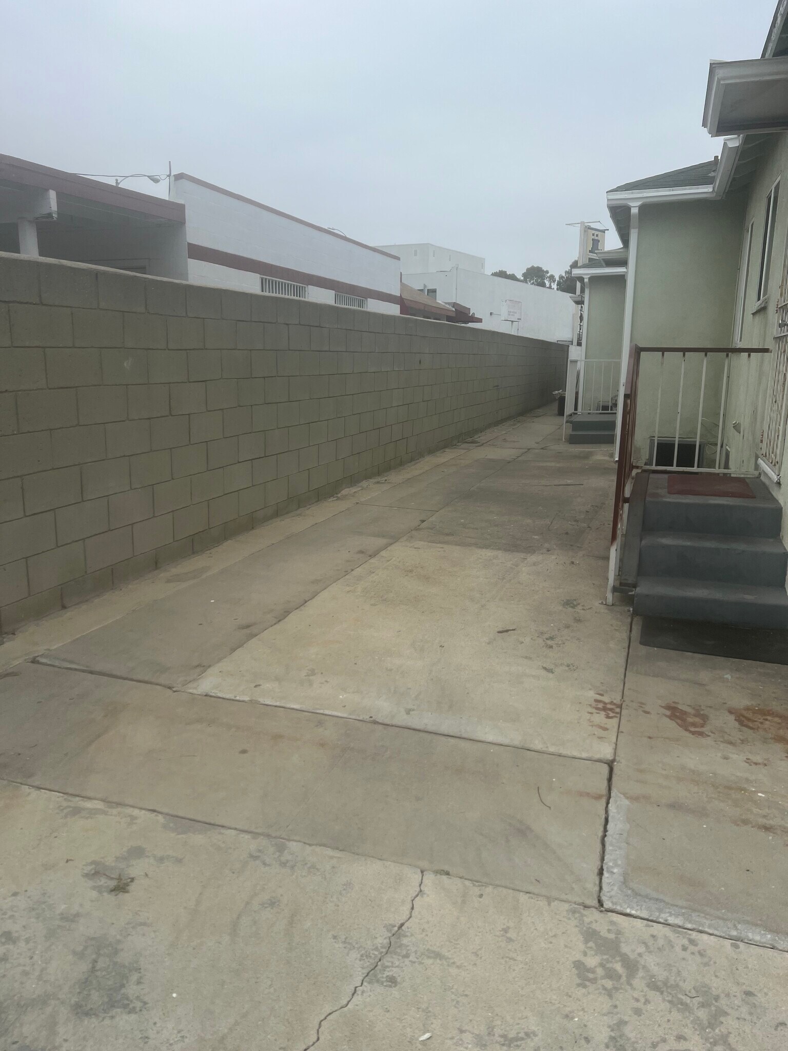 Building Photo - 511 N La Brea Ave