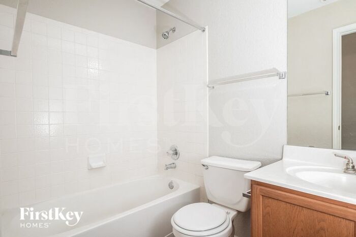 Building Photo - 910 Saxonhill Dr
