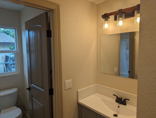 Building Photo - 3 bedroom/ 2 bath Newly Remodeled Home in ...
