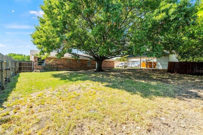 Building Photo - 810 S Western Hls Dr