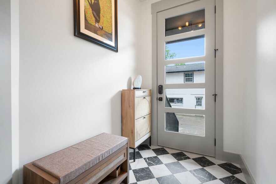 Building Photo - 530 Continental Dr