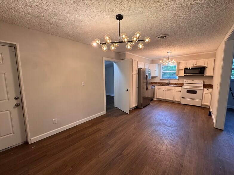 Building Photo - 2108 Burpee Dr