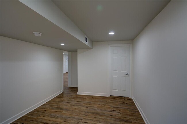 Building Photo - 714 N Meadow Ln